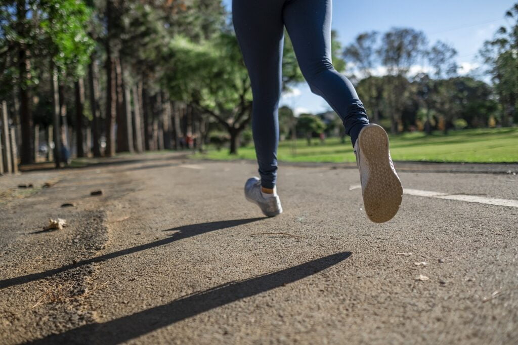 Corrida feminina e preparação para exercício